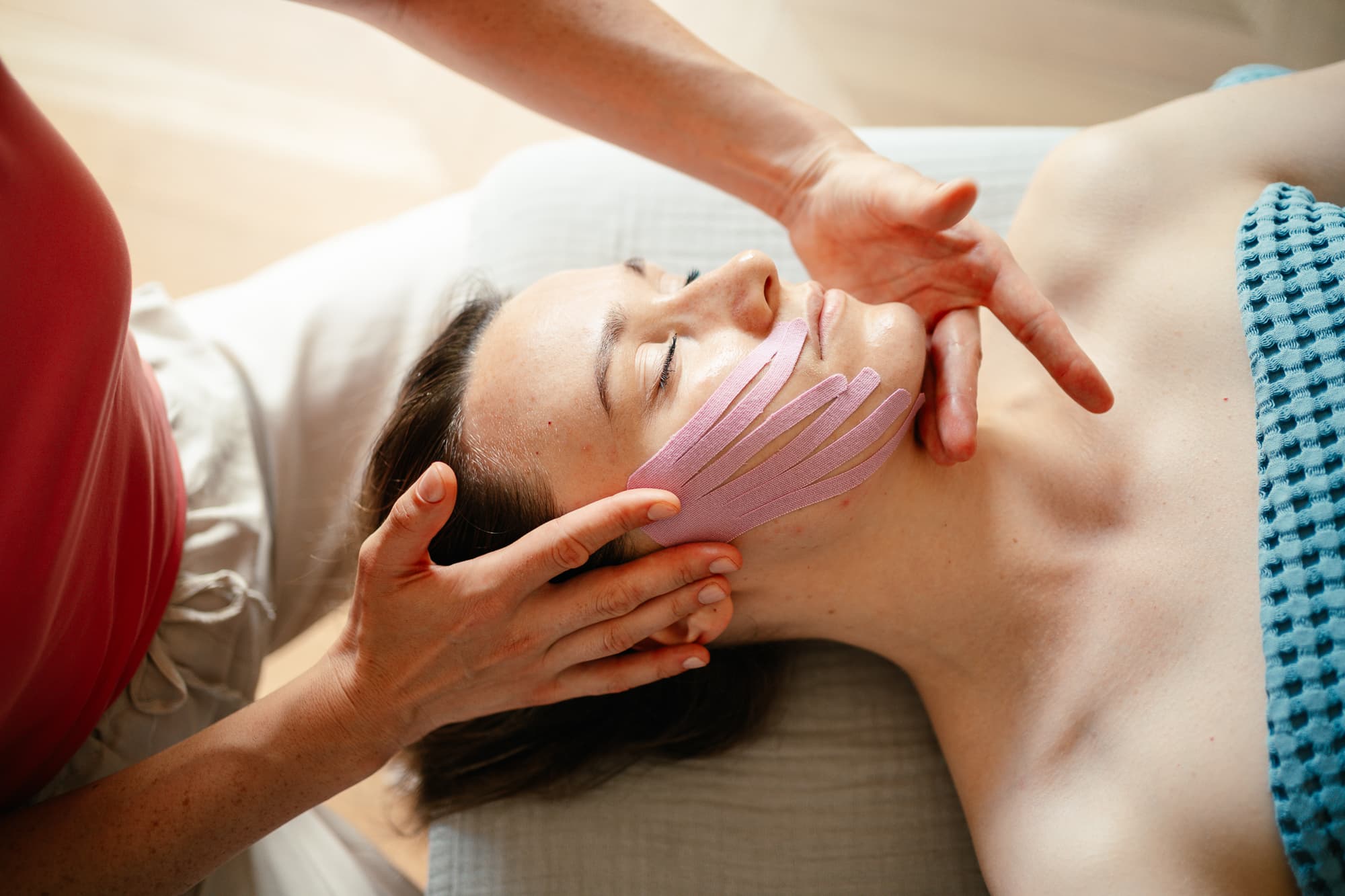 Kobido z Kinesiotapingiem: Zdrowszy i promienny wygląd twarzy, miniatura 6