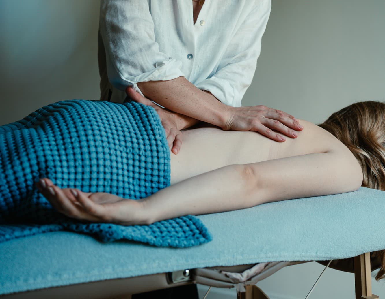 Masaż relaksacyjny to idealny sposób na odprężenie po ciężkim dniu, poprawę samopoczucia i regenerację organizmu. miniatura 2