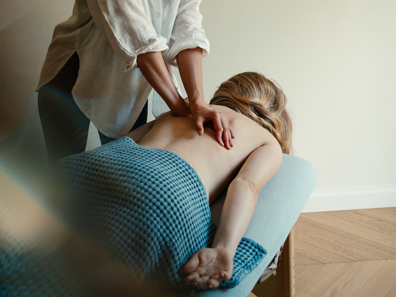 Masaż relaksacyjny to idealny sposób na odprężenie po ciężkim dniu, poprawę samopoczucia i regenerację organizmu. miniatura 5