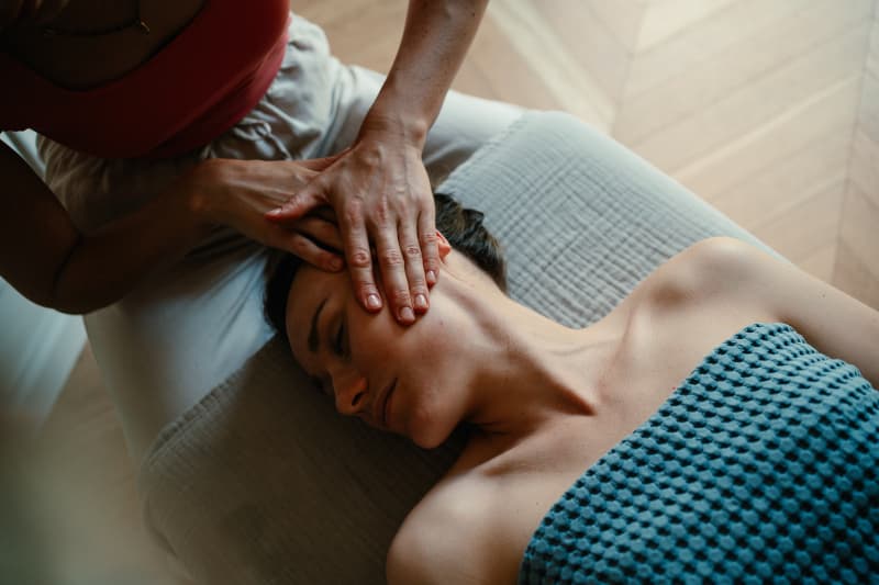 Kobido z Kinesiotapingiem: Zdrowszy i promienny wygląd twarzy,